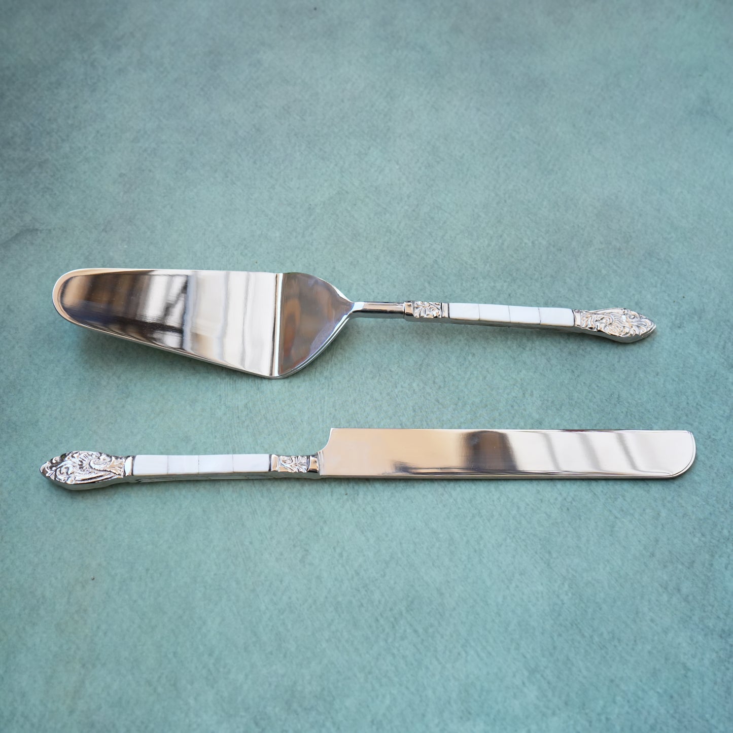 White Mother-of-Pearl Cake Lifter & Knife Set