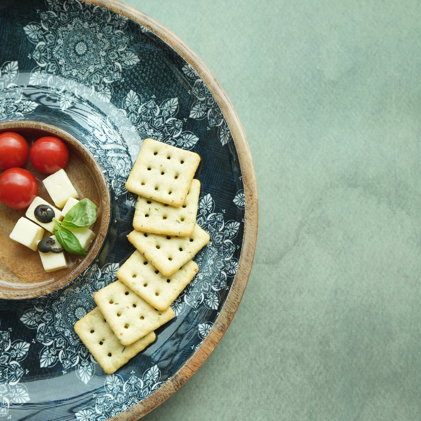 Iris Chip & Dip Round Wooden Platter